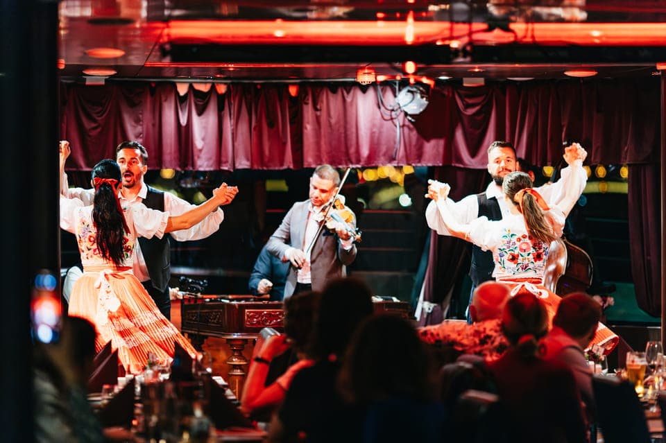 Budapest Dinner Cruise with Operetta and Folk Show