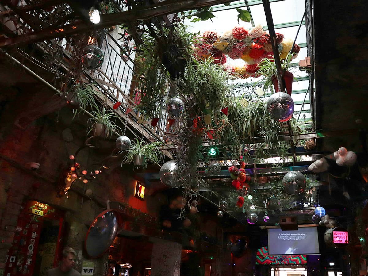Ruin Bar Budapest Szimpla Kert Kazinczy street